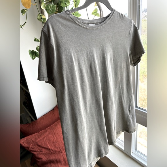 (3 for $10 bundle) H&M Basics T-shirt- Medium - Picture 2 of 6